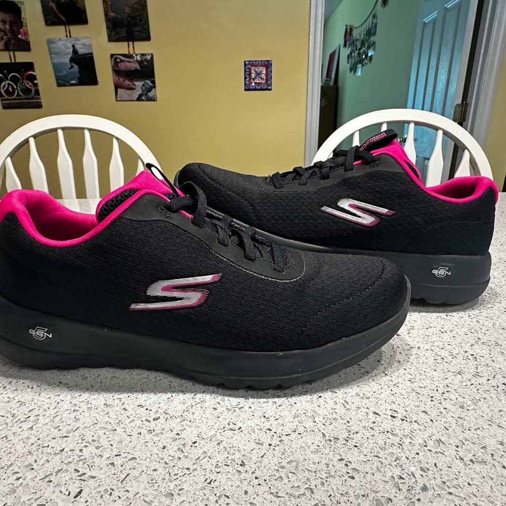 Skechers slide in Women's Summit Sneakers size 81/2